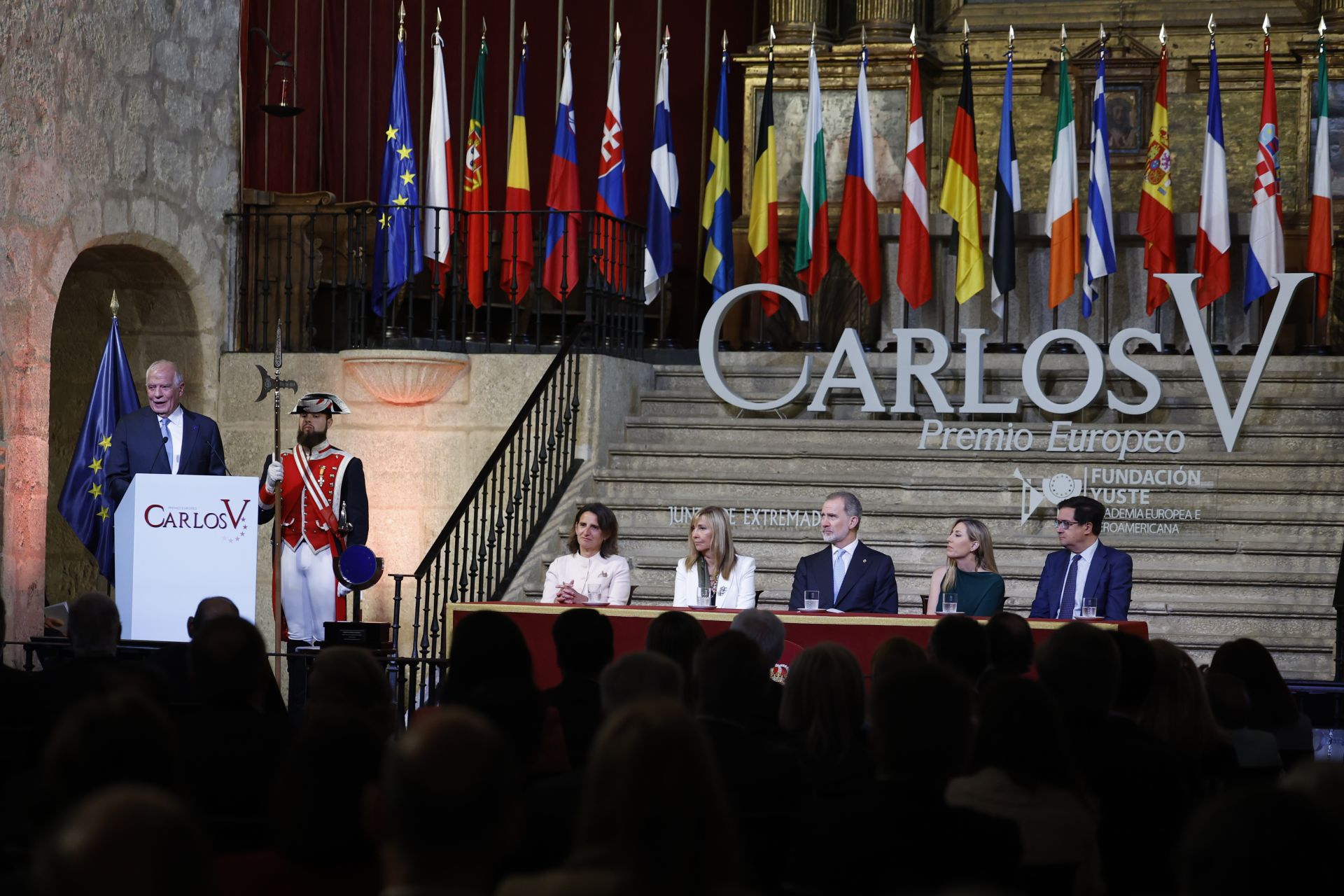 Fotos | Felipe VI preside la entrega del Premio Carlos Yuste a Josep Borrell