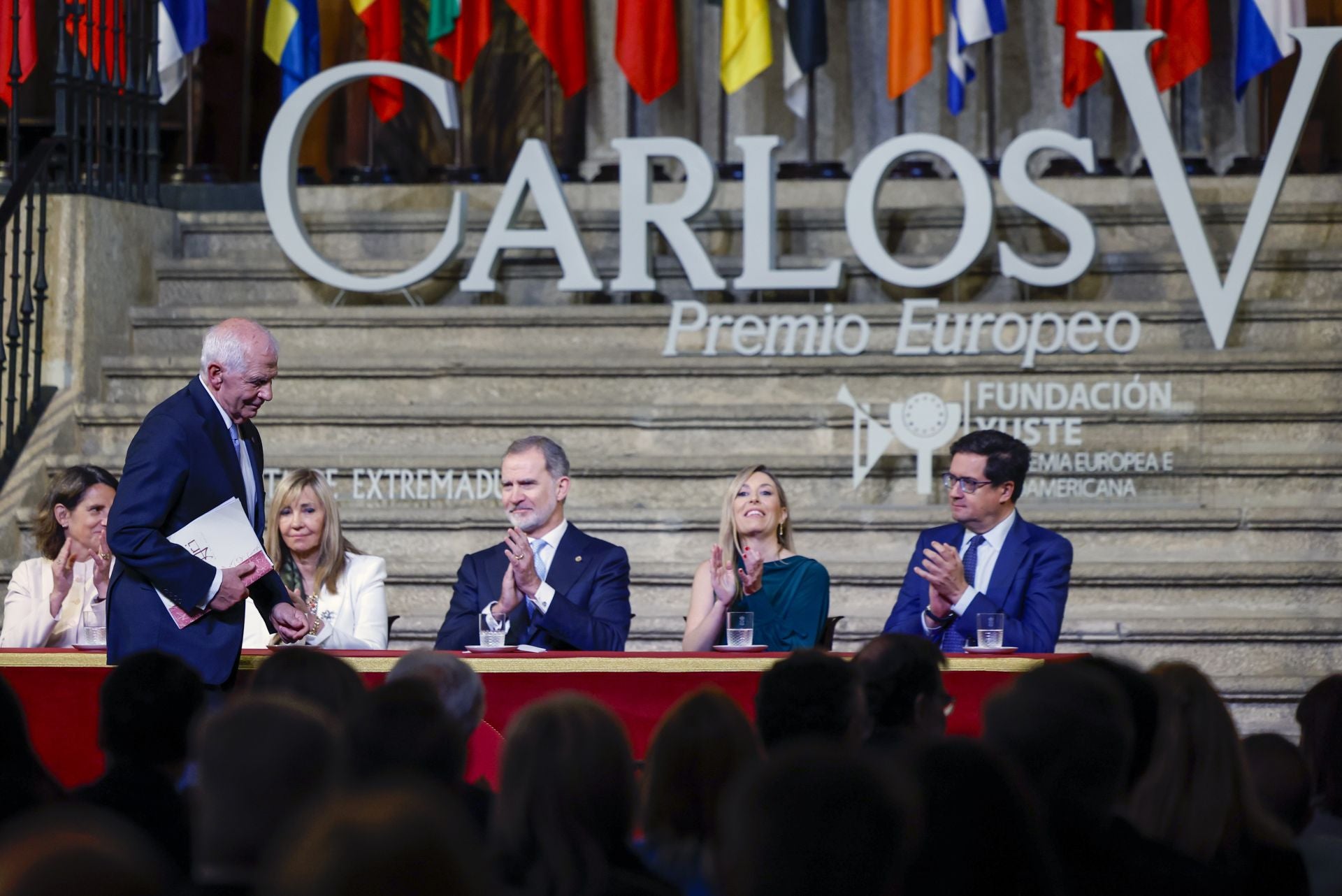 Fotos | Felipe VI preside la entrega del Premio Carlos Yuste a Josep Borrell