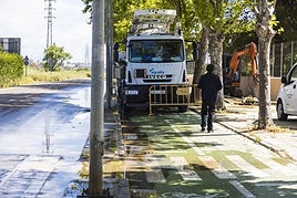 Un camión de Aqualia en la zona de la avería esta mañana.
