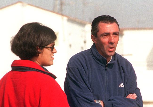 El técnico pacense Juli Caro charla con la jugadora Cecilia Espinosa.