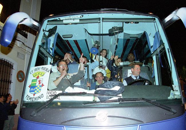 Llegada del autobús del equipo a Puebla con el trofeo de campeonas ganado en Burgos.