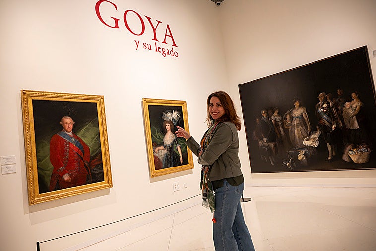 Maite Rodríguez junto a los lienzos de Carlos IV y María Luisa de Parma que pintó Goya.