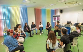 Alferdo Reyes con la guitarra durante el taller que dio de autoestima. ángel márquez