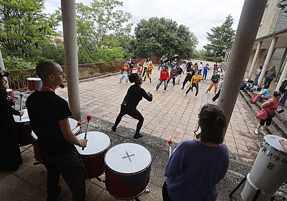 Los alumnos del IES El Brocense disfrutaron en la mañana de ese viernes del taller 'El latido de la diáspora'.