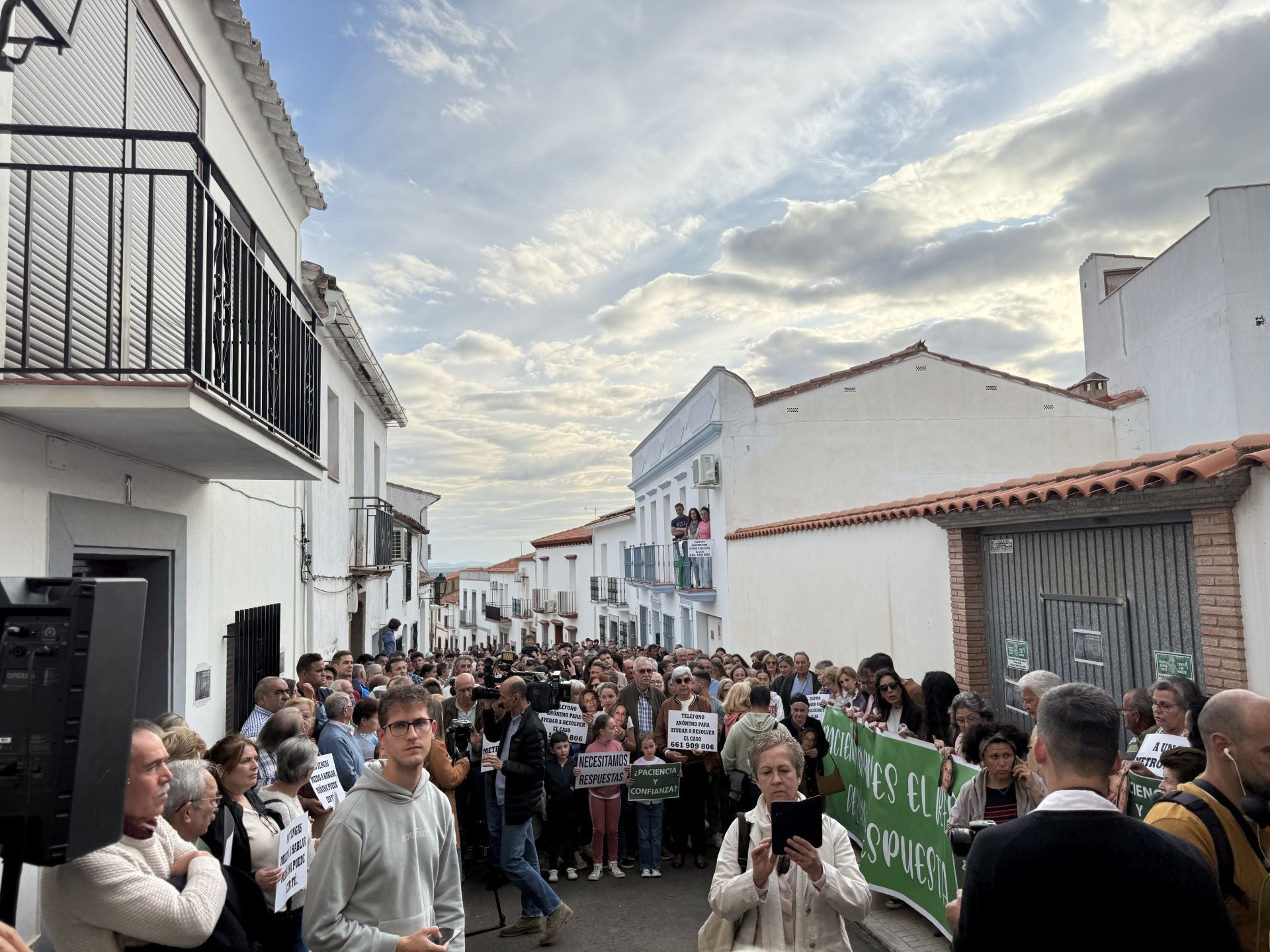 A Francisca se le perdió la pista a las 22.50 horas de la noche del 9 de mayo de 2017, cuando salió a despedir a unos amigos y no volvió a casa. A esa misma hora, la noche de este jueves, pero ocho años después, más de una decena de agentes de la Unidad Central Operativa (UCO) de la Guardia Civil reconstruyeron los pasos que dio Cadenas la noche en la que se le perdió el rastro, hace hoy ocho años.