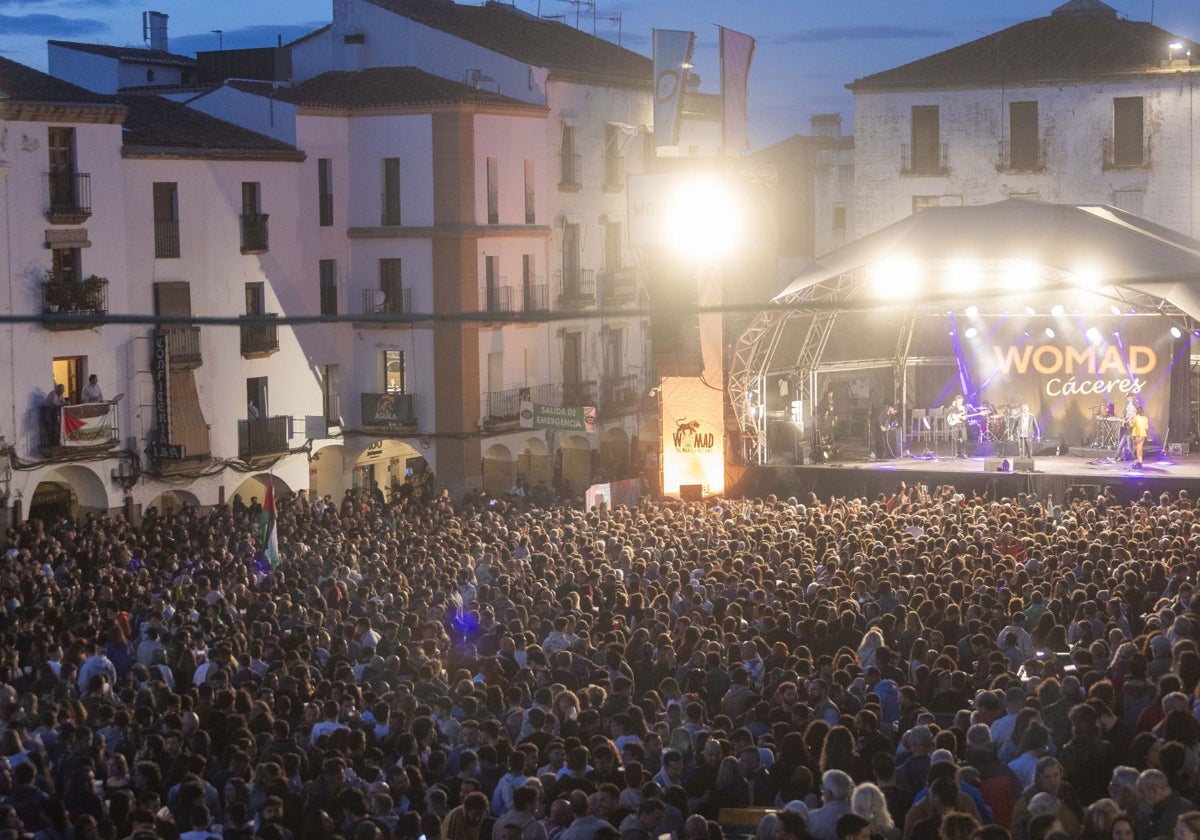 La Plaza Mayor durante el concierto del grupo Muerdo este viernes.