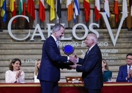 Momento de la entrega del premio Carlos V por parte del rey Felipe VI a Josep Borrell.