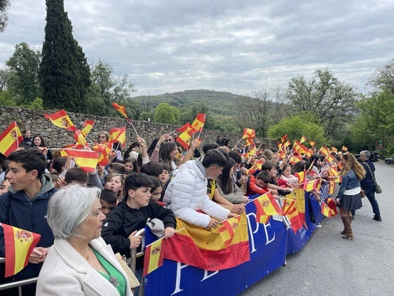 Los niños de colegios de la zona que animan la espera de la llegada de los protagonistas del premio Carlos V.