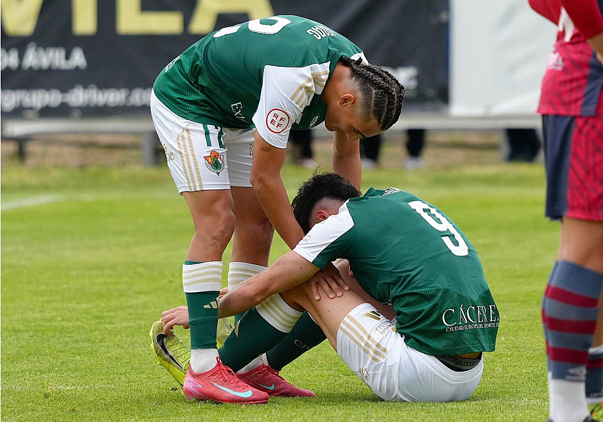 Isaac intenta consolar a Pau Palacín.