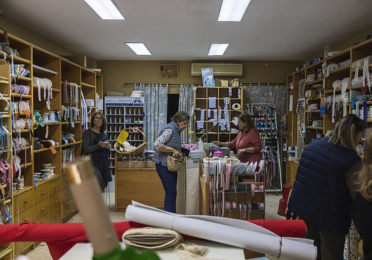 Último día de Mercería Satén, en la avenida Colón.