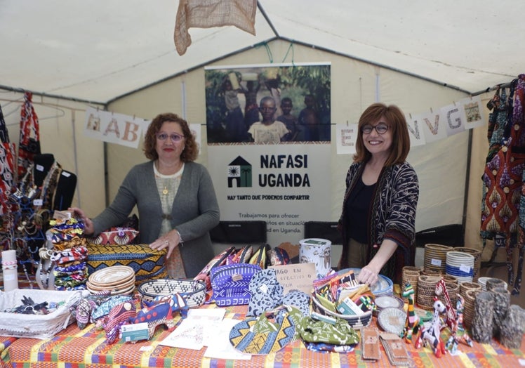 Voluntarias de la ONG Nafasi Uganda venden productos hechos por mujeres de África en Womad.