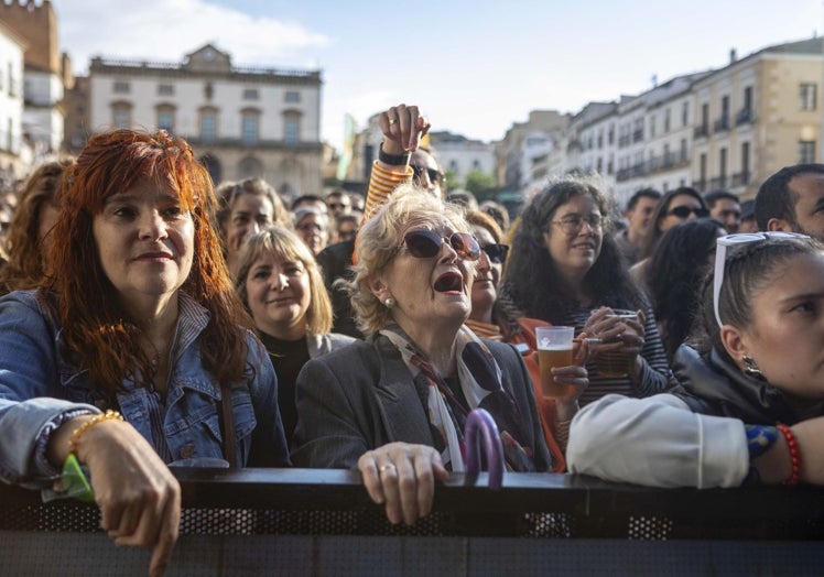 Consuelo Masa, la abuela de Juan Grande, uno de los integrantes de Sanguijuelas del Guadiana, en la primera fila del concierto de su nieto a sus 82 años.