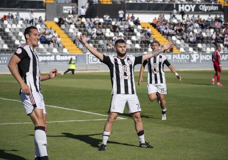 El Badajoz entra en playoff, de penalti y gracias
