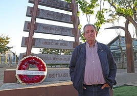Juan Sánchez Tejeda, sobrino de una víctima, en el monumento erigido en Villanueva a las víctimas del campo de Mauthausen, liberado hace 80 años.