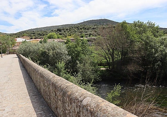 Aspecto actual del puente de piedra, por donde discurrirá en paralelo el nuevo puente.