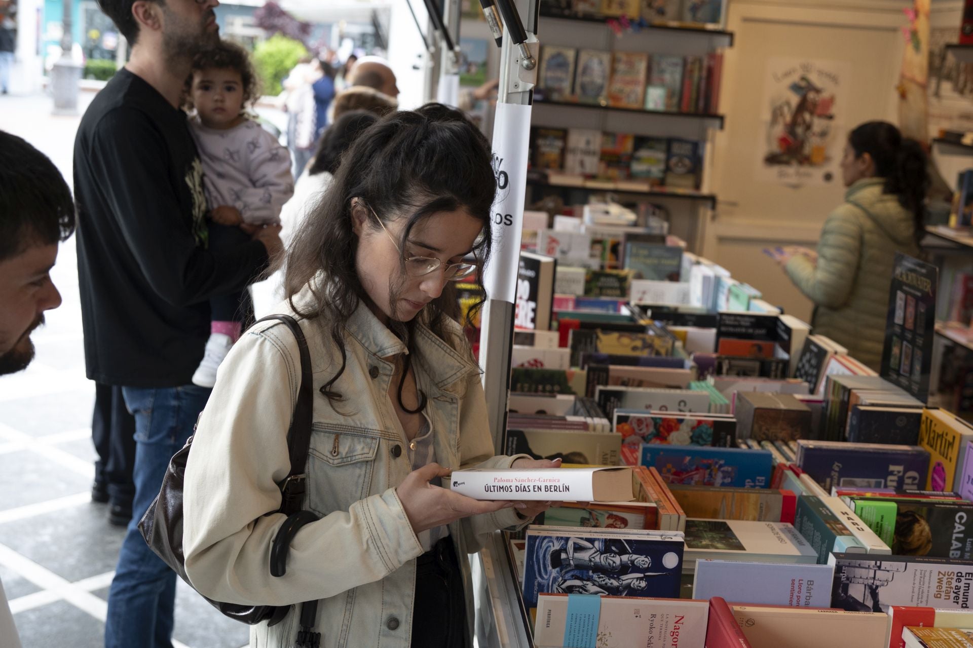 Inma Rubiales se da un baño de masas en la Feria del Libro de Badajoz