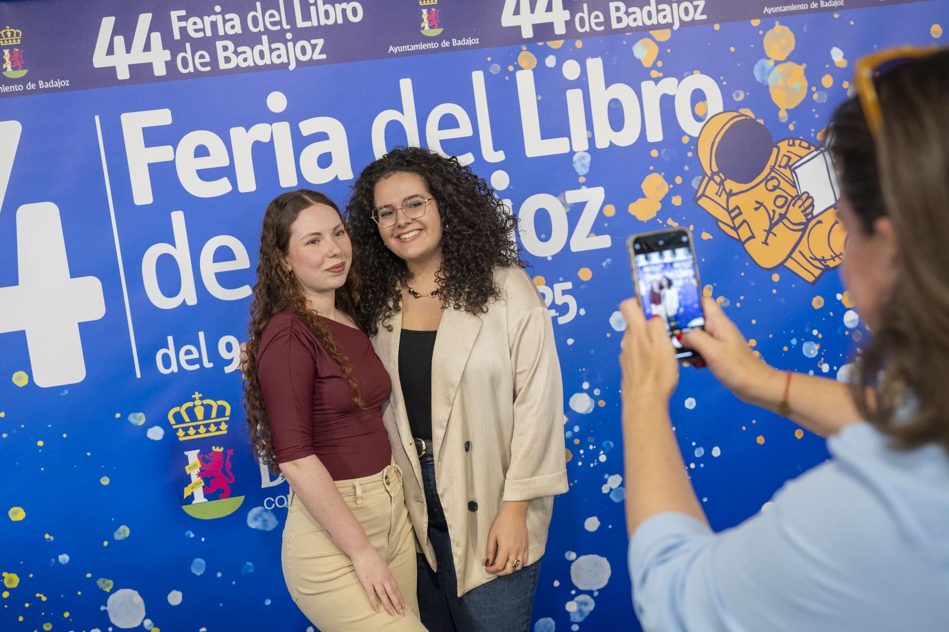 Inma Rubiales se da un baño de masas en la Feria del Libro de Badajoz