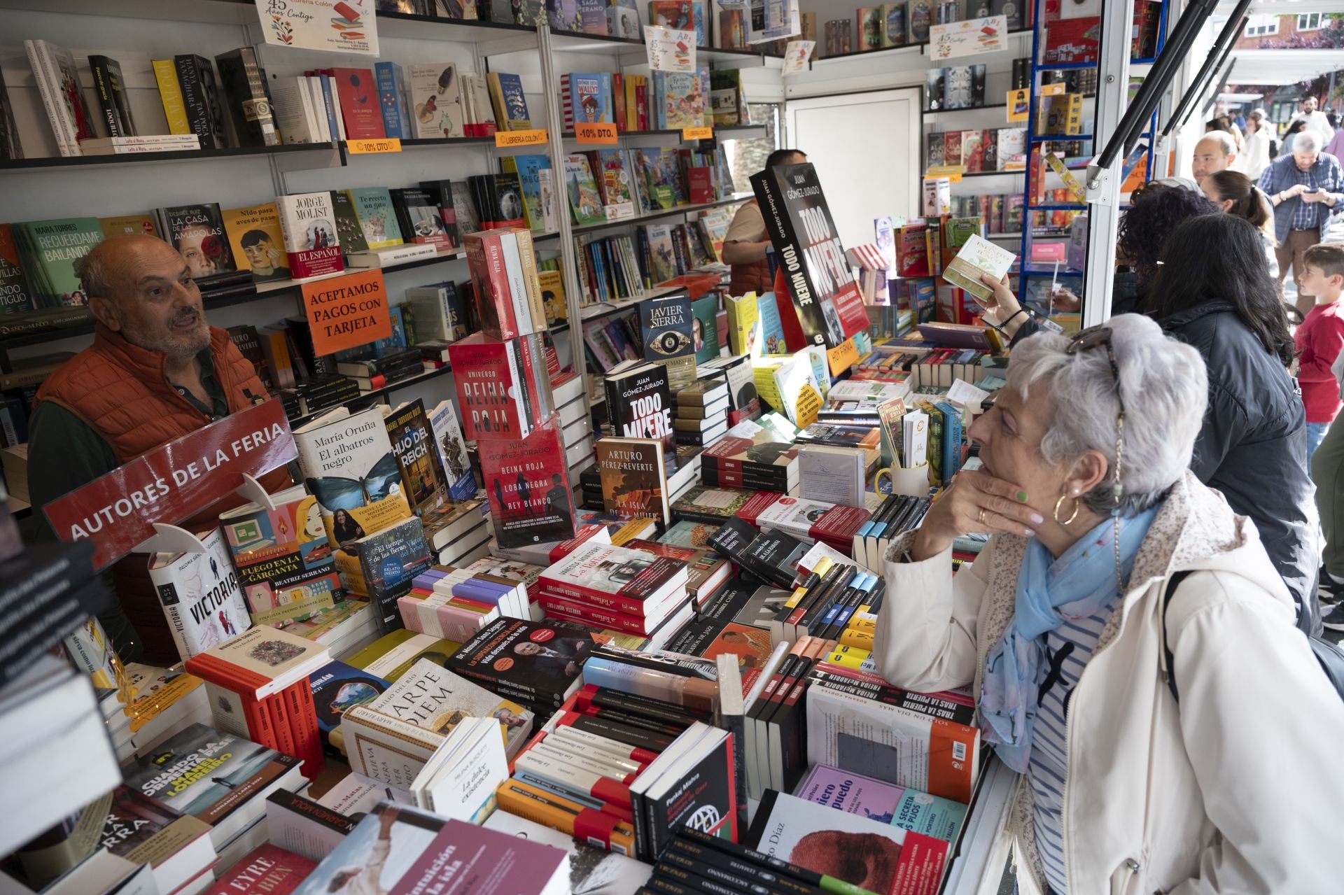 Inma Rubiales se da un baño de masas en la Feria del Libro de Badajoz
