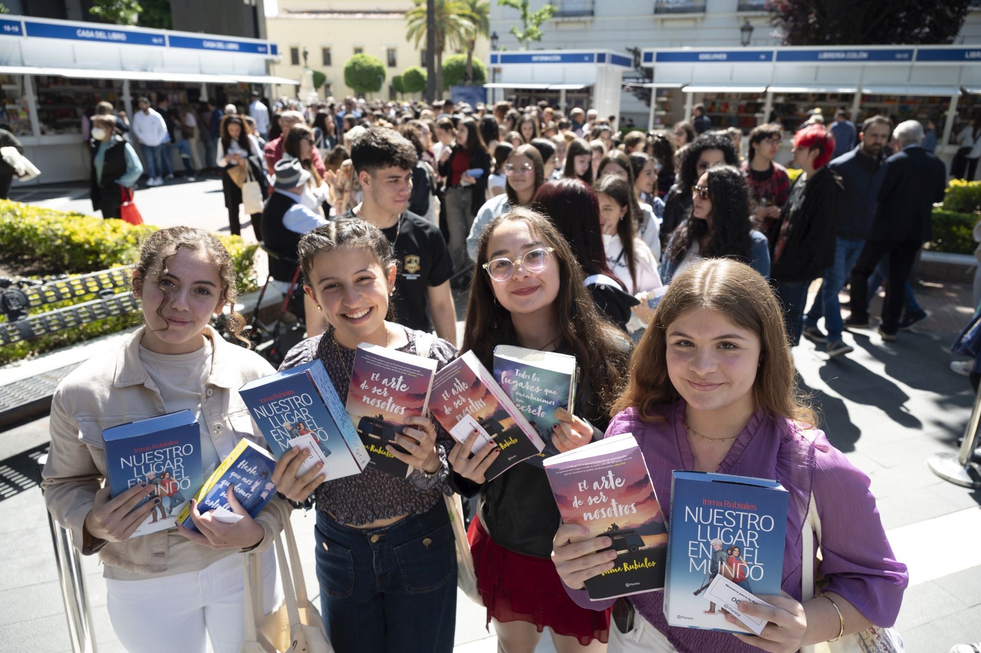 Inma Rubiales se da un baño de masas en la Feria del Libro de Badajoz