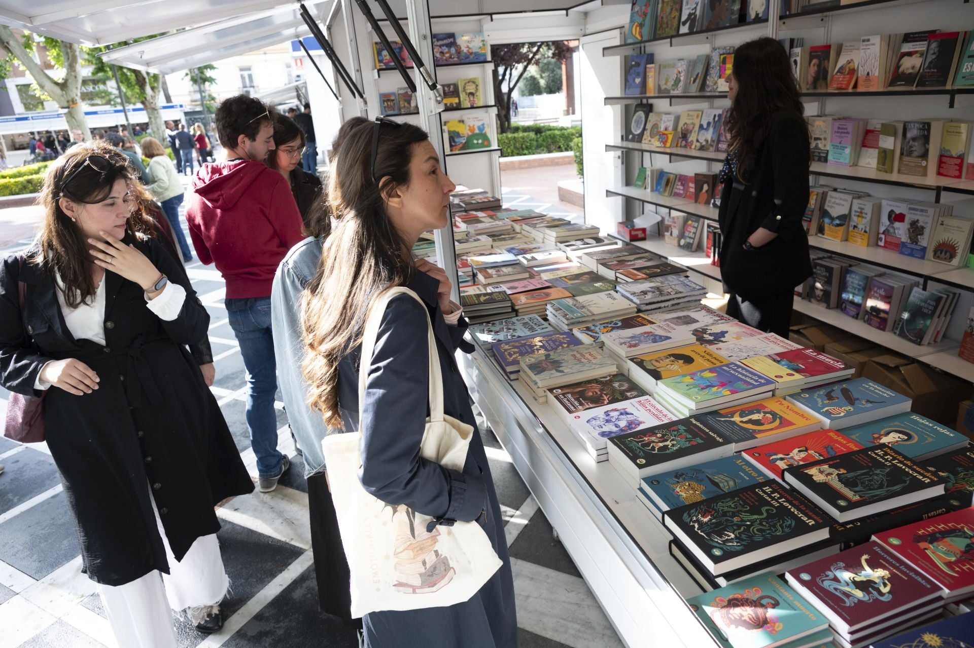 Inma Rubiales se da un baño de masas en la Feria del Libro de Badajoz