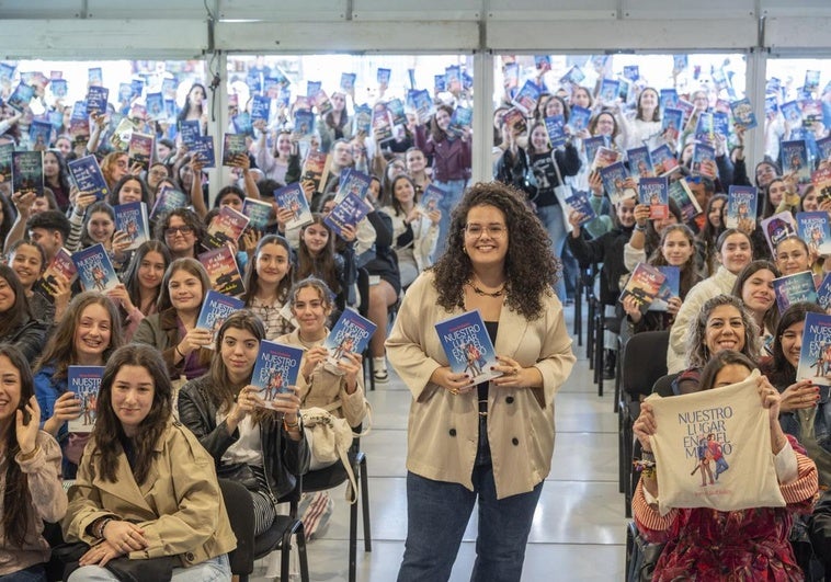 La extremeña Inma Rubiales conquista la Feria del Libro de Badajoz con su nueva novela