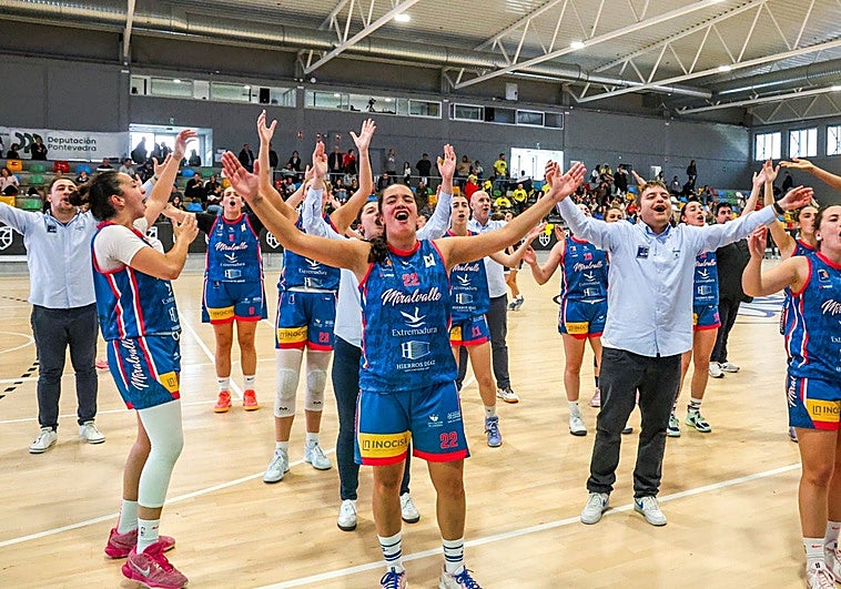 El Miralvalle celebra la victoria ante el Alcorcón que le daba el pase a las semifinales y luchar por el ascenso.