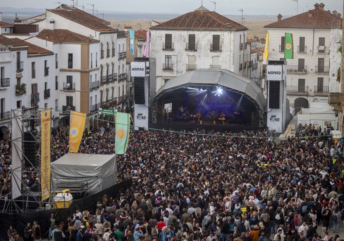 Miles de personas abarrotan la Plaza Mayor el sábado de Womad en Cáceres.