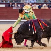 El diestro Miguel Ángel Perera durante la corrida de toros con reses de Fuente Ymbro, junto a los diestros Paco Ureña y Ginés Marín, este domingo en la Plaza de Toros de Las Ventas en Madrid.