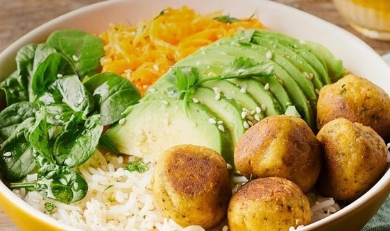 Bol de arroz con verduras y falafel