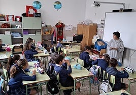 Alumnos en una clase del colegio Sagrada Familia de Badajoz, este martes.