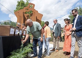 Acto de entrega de restos de víctimas del franquismo celebrado en Orduña en el año 2023.
