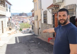 El abuelo de Camelia muestra la calle donde tuvo lugar el tiroteo.