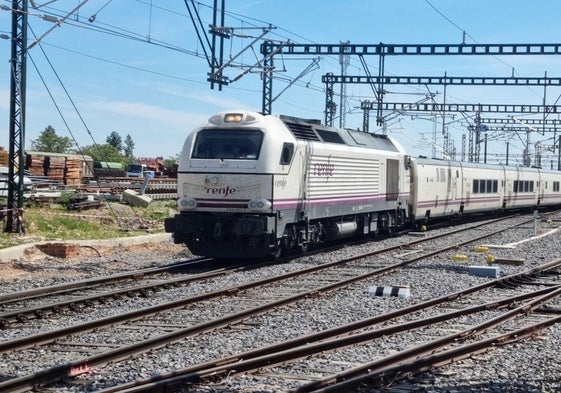 Tren regional a su paso por la estación de Mérida.