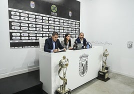 Luis Carabias, María Bernabé y Javier Peña, en la junta de accionistas del pasado mes de octubre.