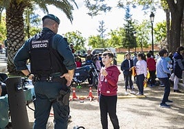 Alejandro pregunta a un agente cómo soplar la boquilla que se usa en los test de alcoholemia.