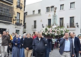 José Rodríguez Carballo y Ricardo Becerra portan a la Virgen de Fátima hacia la Catedral.