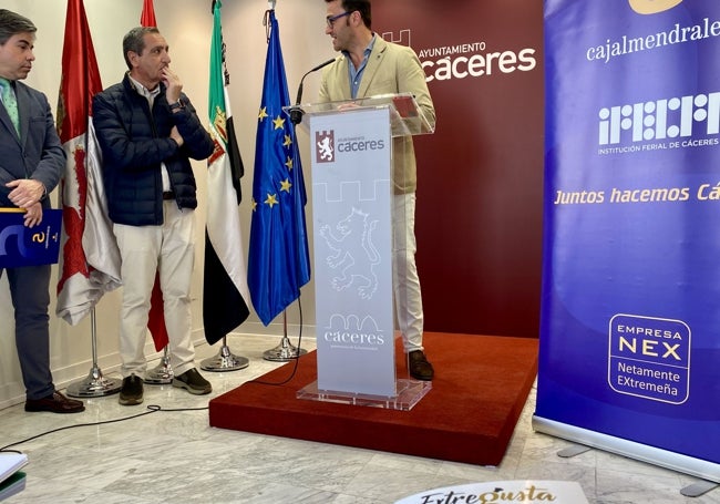 El concejal de Comercio, Jorge Suárez, durante la presentación de Extregusta este martes junto a los patrocinadores de la cita.