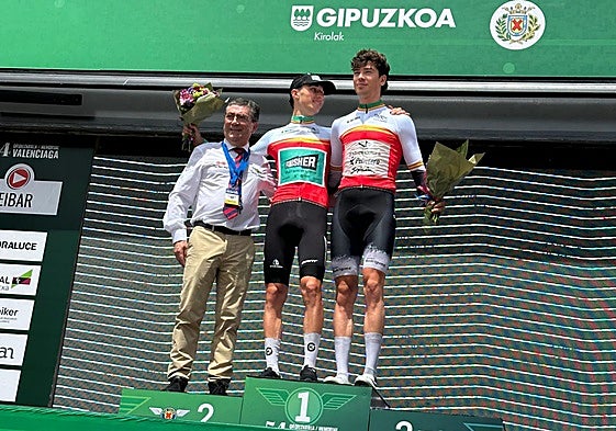 José María Martín, en el podio del Memorial Valenciaga junto al ganador de la general César Pérez, del Finisher.