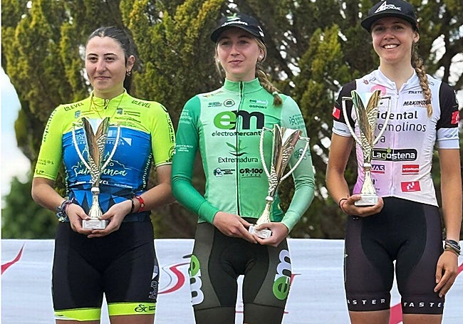 Irene García, en el podio como ganadora en categoría juvenil.