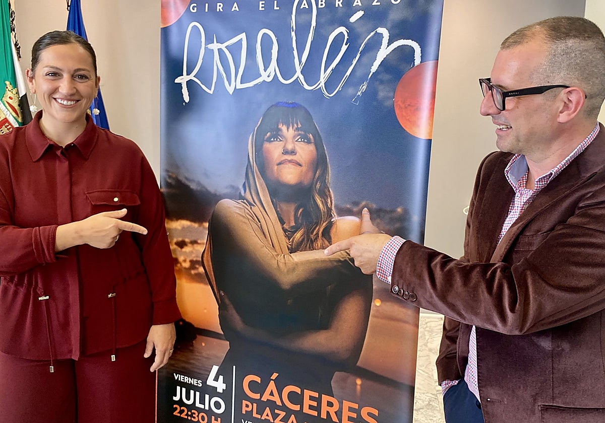 La concejala de Festejos, Soledad Carrasco, y Carlos Ortiz, promotor musical, en la presentación del concierto de Rozalén.