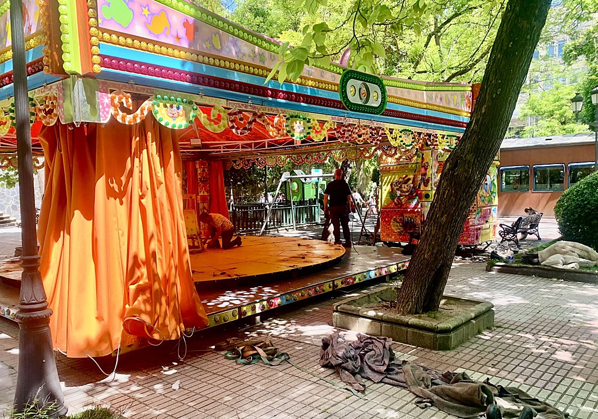 Trabajos de desmontaje de las atracciones infantiles del Parque de Gloria Fuertes.