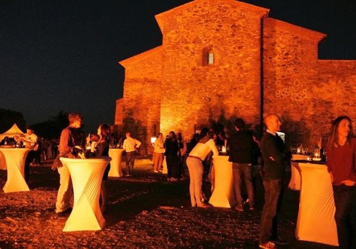 Cena para 250 comensales bajo las estrellas en el Monasterio de Tentudía