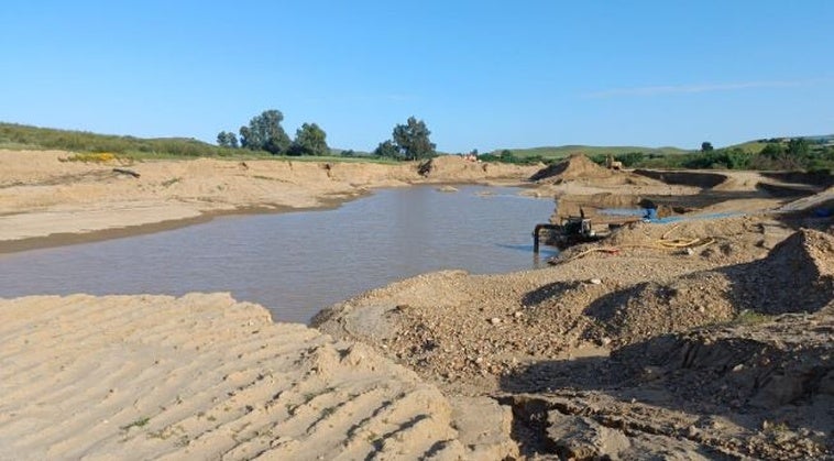 La Junta de Extremadura paraliza una gravera en el Zújar