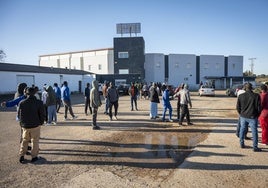 Migrantes a las afueras del hotel de la carretera de Sevilla, donde fueron alojados, en una foto de enero.