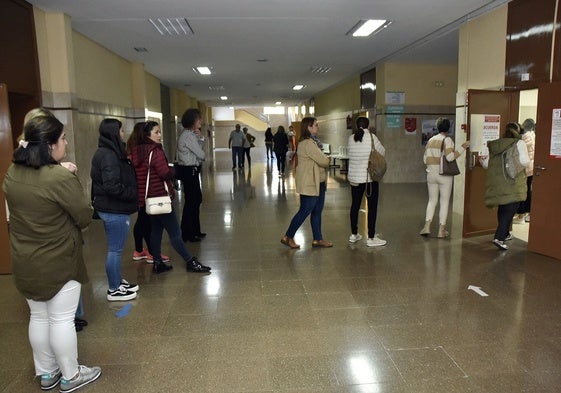 Aspirantes esperan a ser llamados para realizar un examen de la Junta.