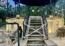 Escaleras de acceso al templete, precintadas.