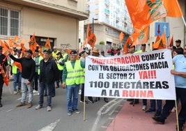 Regantes en la protesta esta mañana ante la sede de la CHT en Plasencia.
