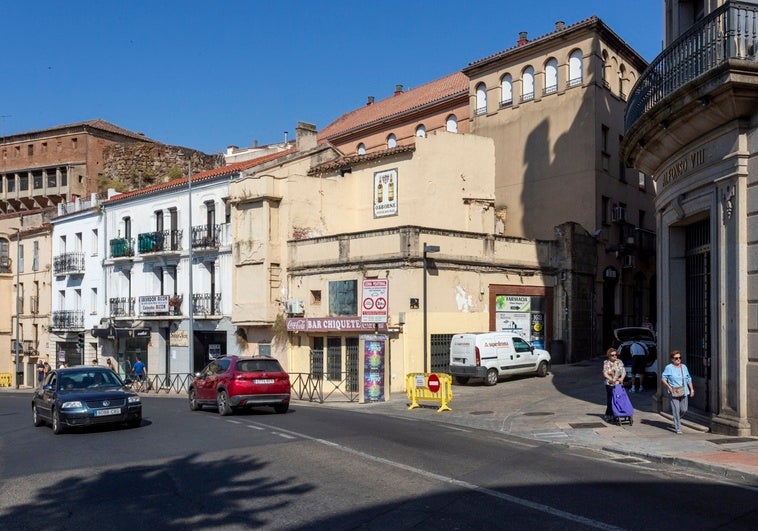 Muere el anciano que se cayó en la Puerta Talavera de Plasencia, pero la Policía no cree que el estado del firme fuera la causa