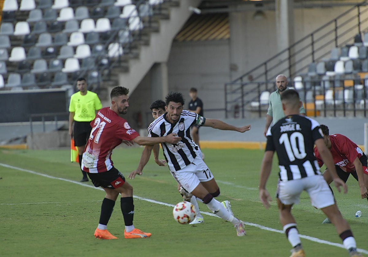 Álex Herrera durante el partido del Badajoz ante el Azuaga en el Nuevo Vivero.