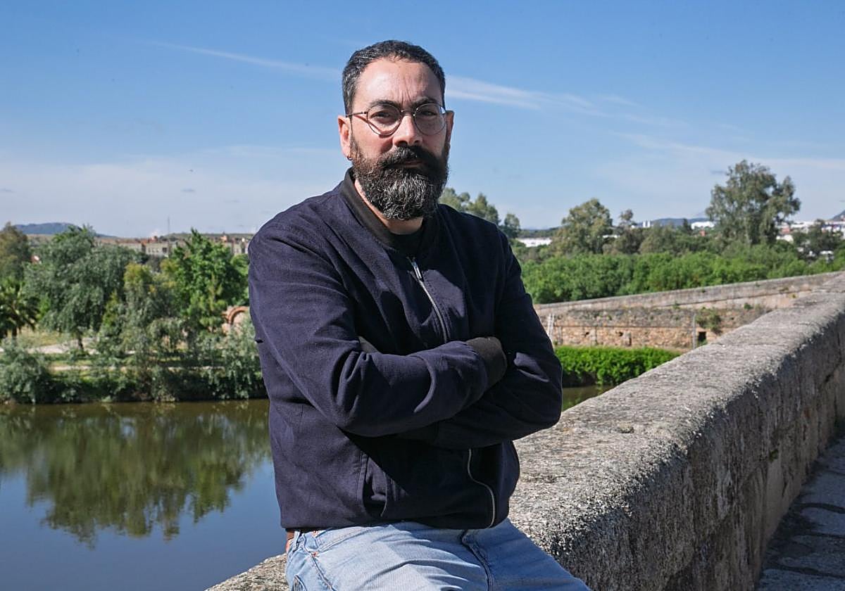 Antonio Rodríguez-Hidalgo, en el Puente Romano de Mérida.